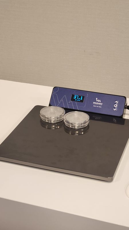 Heated embryo table with two culture dishes
